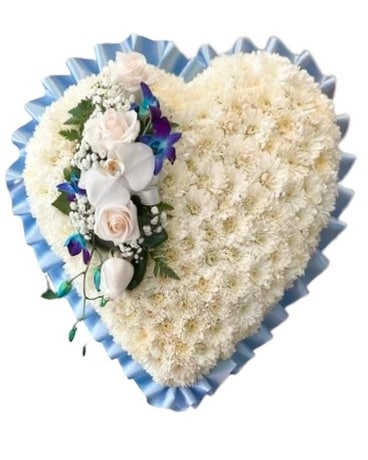 Disposition de fleurs bleues à empiècements en forme de ket cœur