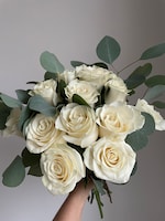 12 roses blanches taille, pouces de hauteur et pouces de largeur.