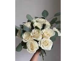 18 roses blanches taille, pouces de hauteur et pouces de largeur.