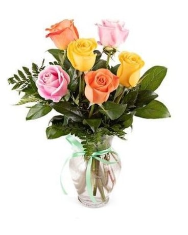 Six compositions florales de roses mixtes (avec vase)