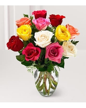 12 Roses mélangées en composition florale en vase