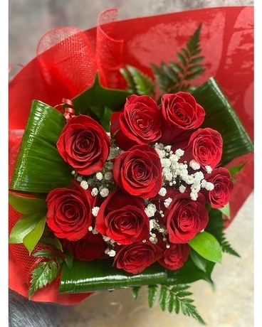 Arrangement rouge élégant de fleur de douze roses