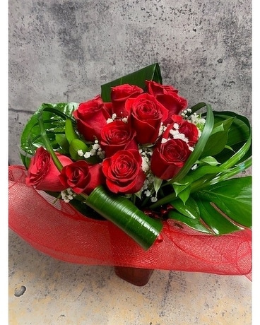 Arrangement rouge de fleur de passion de douze roses