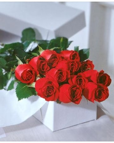 Douze roses rouges dans une boîte fleur arrangement floral