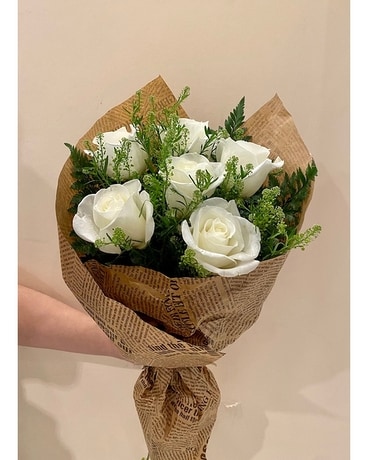 Bouquet blanc à fleurs et roses