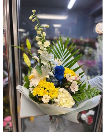 FLORIST CHOICE BLUE, WHITE ET YELLOW BOUQUET Flower Arrangement