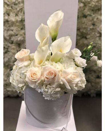 Disposition des fleurs de la boîte exclusive entièrement blanche