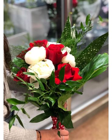 Bouquet rouge et blanc élégant avec composition florale d’ours gradin