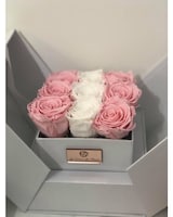 boîte blanche avec roses roses éternelles, pouces de hauteur et pouces de largeur.