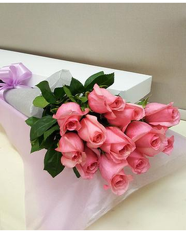 Douze roses roses dans une boîte Arrangement floral