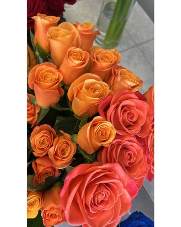 Une douzaine de fleurs orange à roses à tige longue
