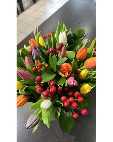 30 rangée de tulipes avec bouquet de fleurs de fruits rouges et verts