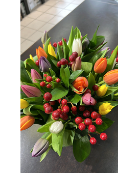30 rangée de tulipes avec bouquet de fleurs de fruits rouges et verts
